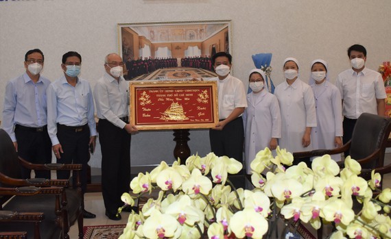 HCMC’s leaders extend Tet greetings to Catholics, disadvantaged children ảnh 1