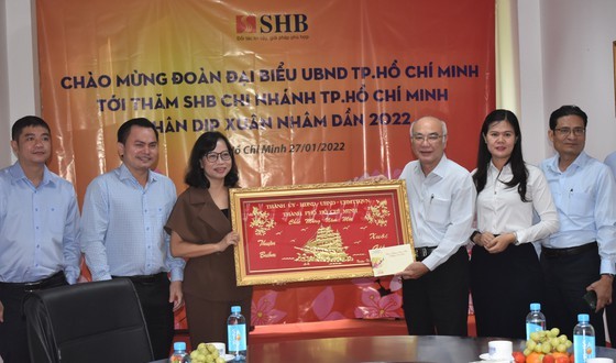 HCMC’s leaders extend Tet greetings to Catholics, disadvantaged children ảnh 2