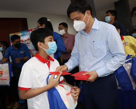 HCMC’s leaders extend Tet greetings to Catholics, disadvantaged children ảnh 5