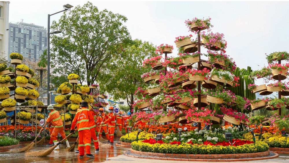 Spectacular images of Nguyen Hue Flower Street in Year of Tiger ảnh 9