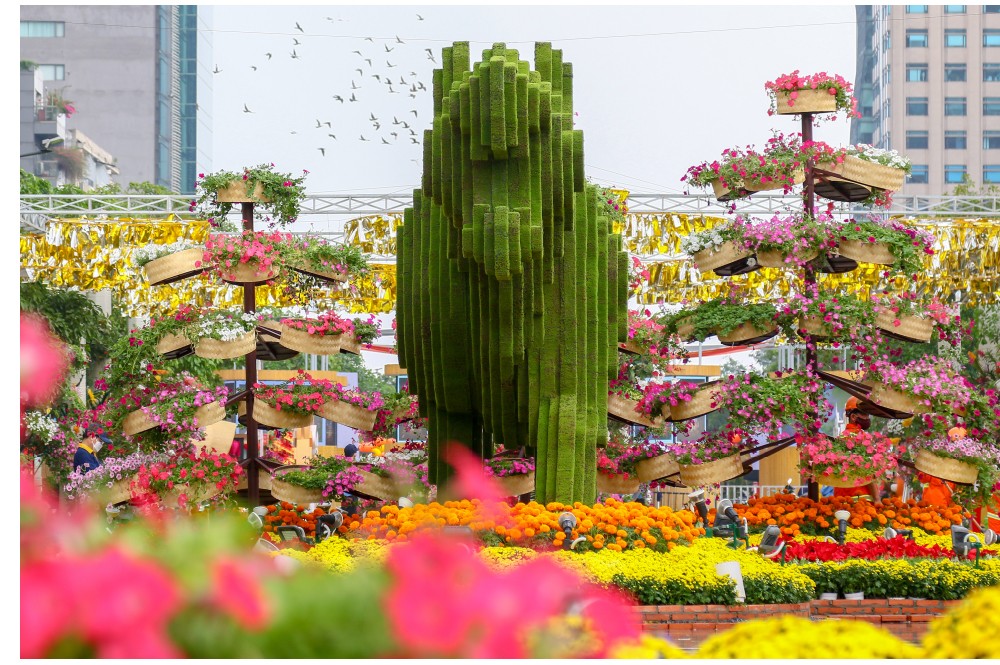 Spectacular images of Nguyen Hue Flower Street in Year of Tiger ảnh 10