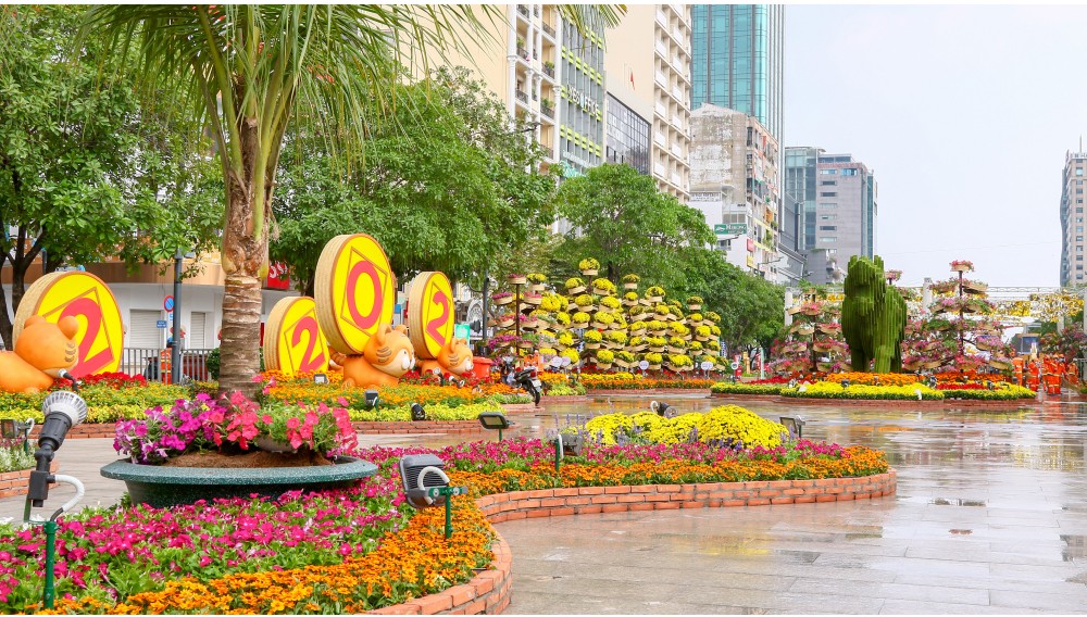Spectacular images of Nguyen Hue Flower Street in Year of Tiger ảnh 11