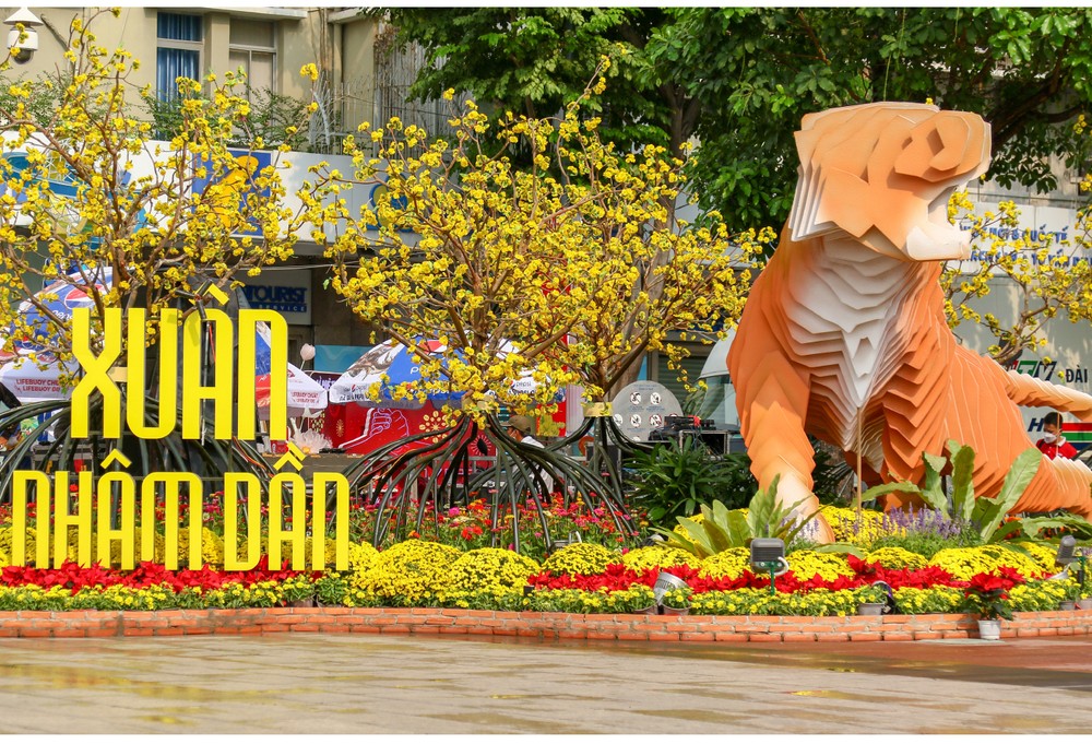Spectacular images of Nguyen Hue Flower Street in Year of Tiger ảnh 2