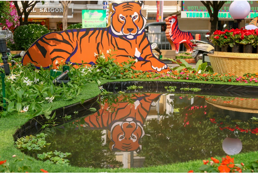 Spectacular images of Nguyen Hue Flower Street in Year of Tiger ảnh 3