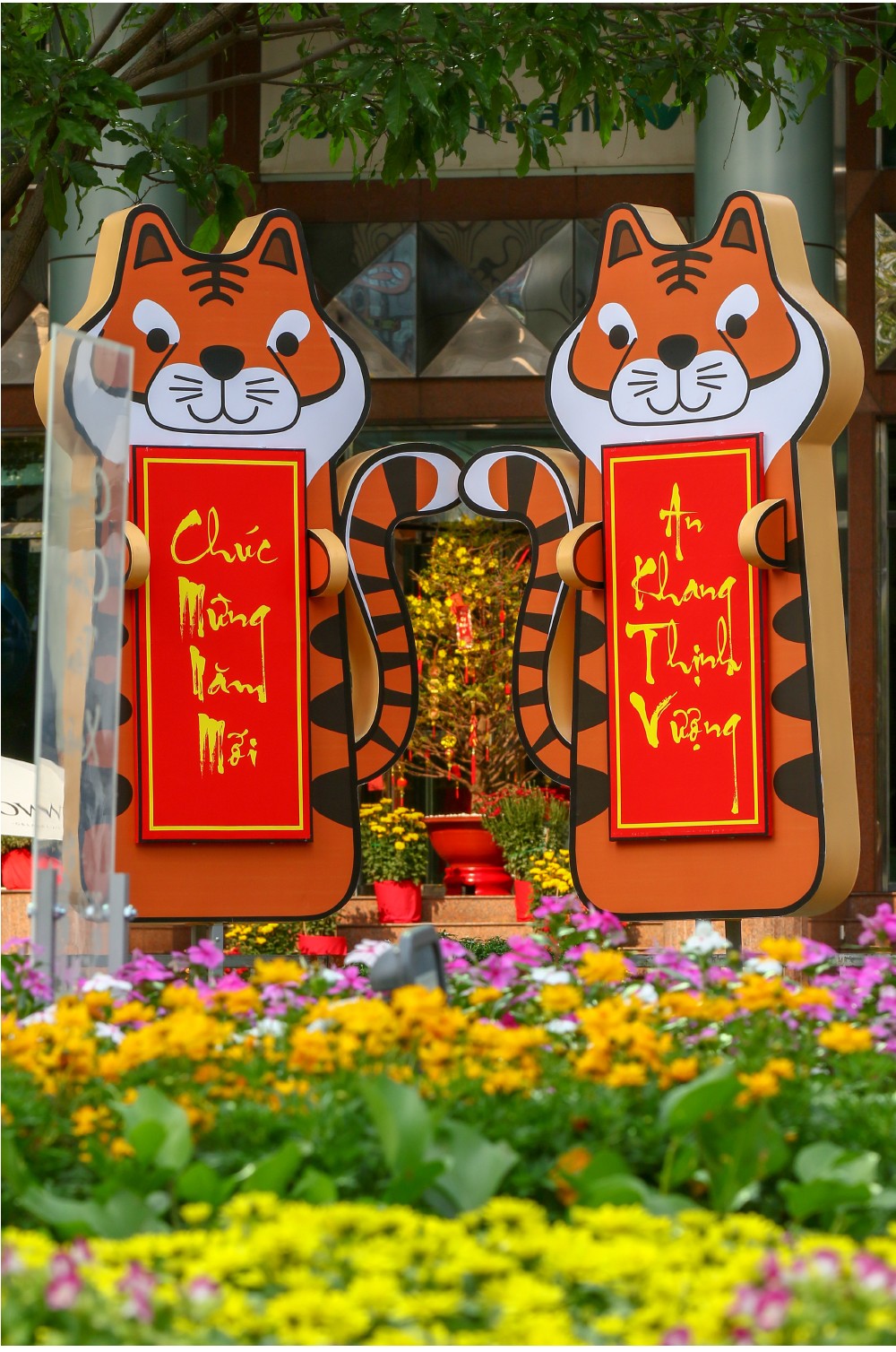 Spectacular images of Nguyen Hue Flower Street in Year of Tiger ảnh 5