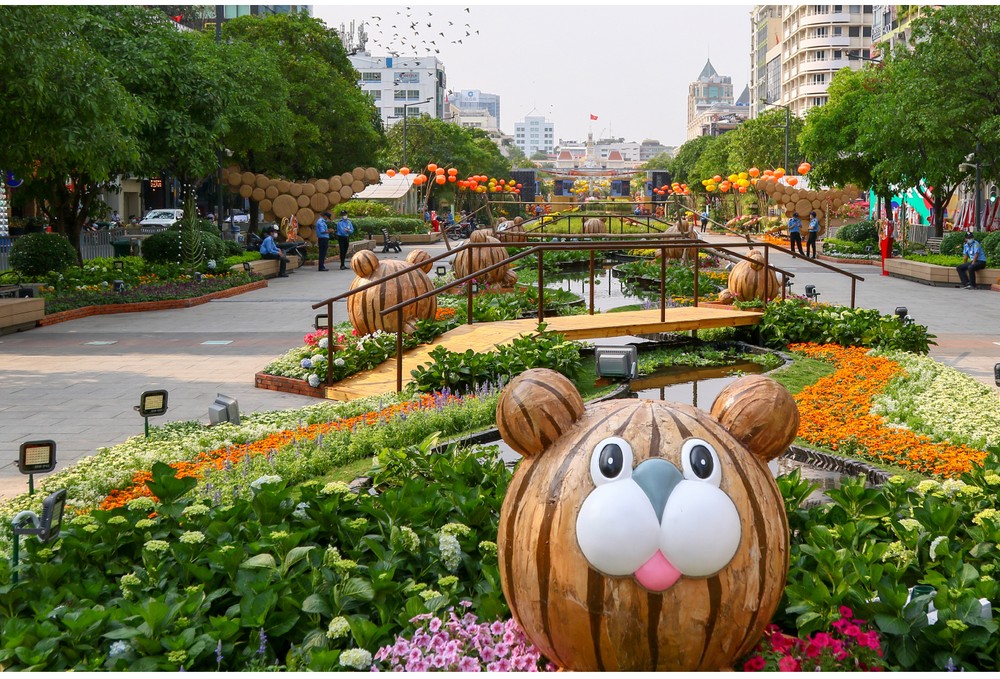 Spectacular images of Nguyen Hue Flower Street in Year of Tiger ảnh 6