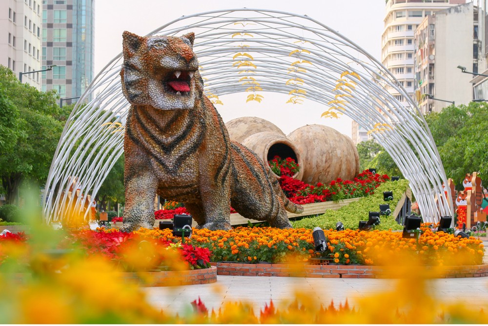 Spectacular images of Nguyen Hue Flower Street in Year of Tiger ảnh 1