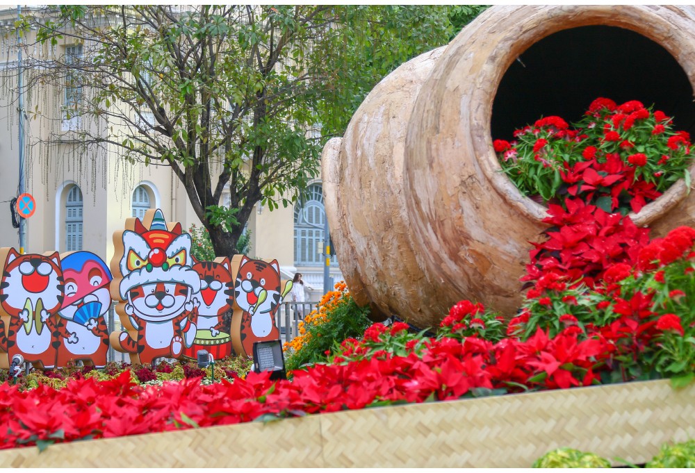 Spectacular images of Nguyen Hue Flower Street in Year of Tiger ảnh 7