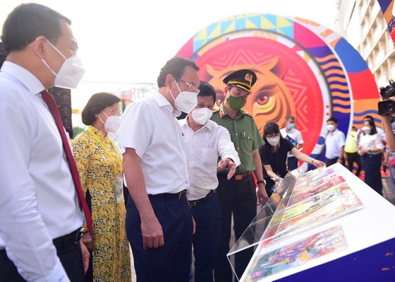 HCMC’s annual book street festival on Tet holidays opens ảnh 2