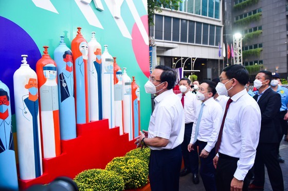 HCMC’s annual book street festival on Tet holidays opens ảnh 3