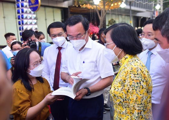 HCMC’s annual book street festival on Tet holidays opens ảnh 4