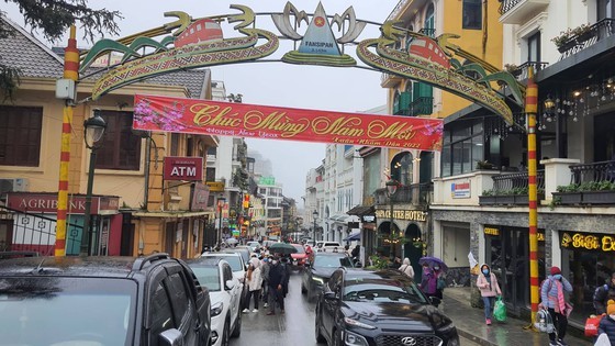 Sapa town flooded with visitors ảnh 1