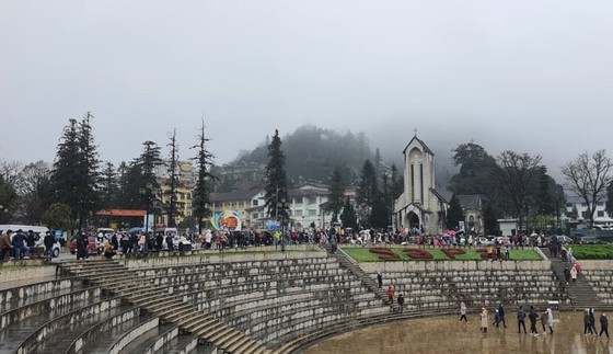 Sapa town flooded with visitors ảnh 6
