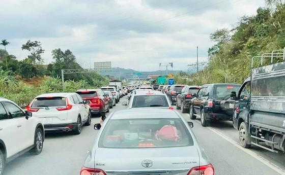 Sapa town flooded with visitors ảnh 2