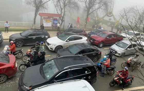 Sapa town flooded with visitors ảnh 3