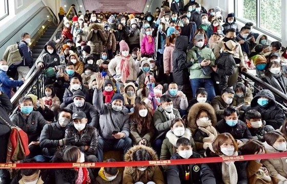 Sapa town flooded with visitors ảnh 4