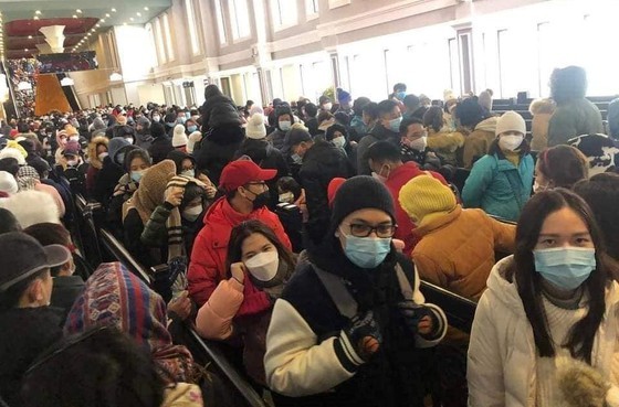 Sapa town flooded with visitors ảnh 5