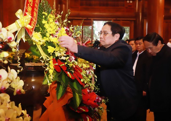 Prime Minister offers incense to President Ho Chi Minh at Kim Lien Relic Site ảnh 1