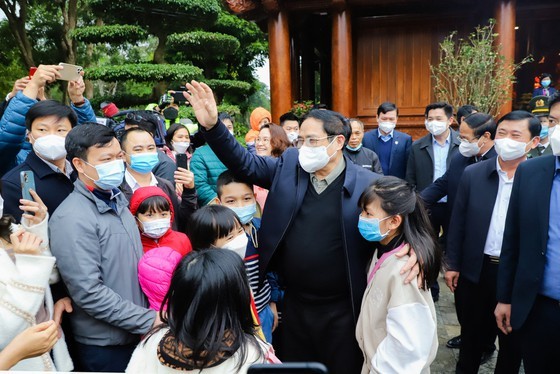 Prime Minister offers incense to President Ho Chi Minh at Kim Lien Relic Site ảnh 3