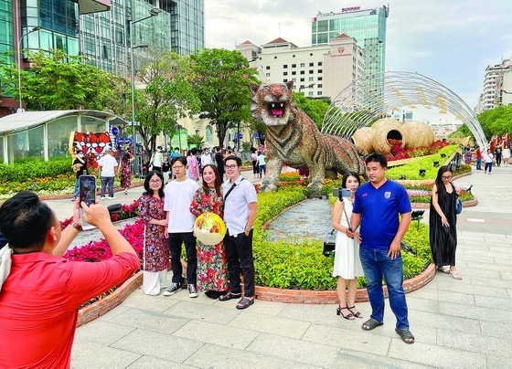 Crowds flock to tourist attractions during Tet holidays ảnh 1