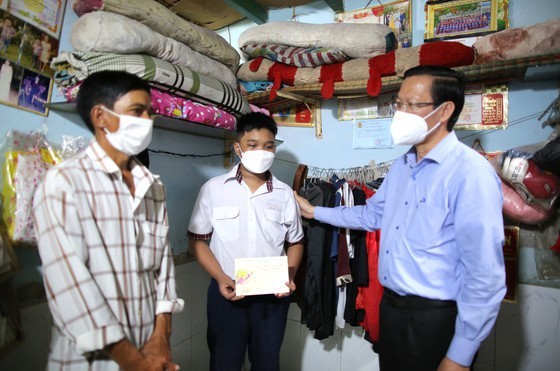 HCMC spends VND1,062 billion to present Tet gifts to policy beneficiaries ảnh 2