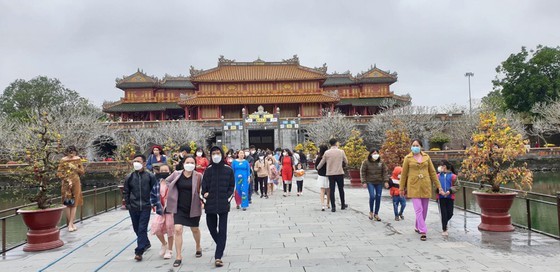 Crowds flock to tourist attractions during Tet holidays ảnh 3