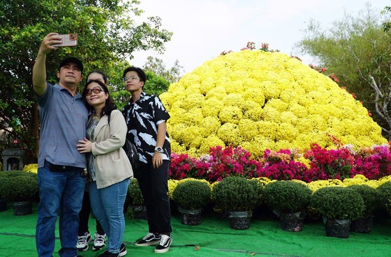 Crowds flock to tourist attractions during Tet holidays ảnh 4