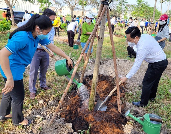 HCMC accelerates campaign on planting ten million trees “For a green Vietnam” ảnh 1
