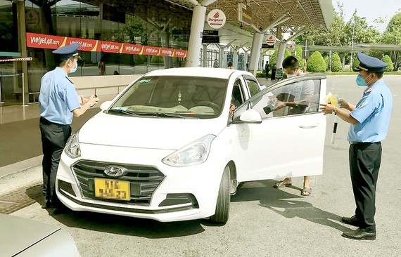 Taxi turmoil at Tan Son Nhat Airport asked to be strictly handled ảnh 1