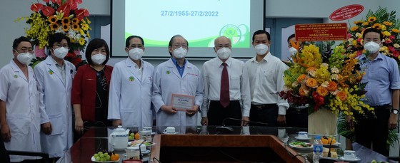 HCMC leaders visit health officials on Vietnamese Doctor’s Day ảnh 5