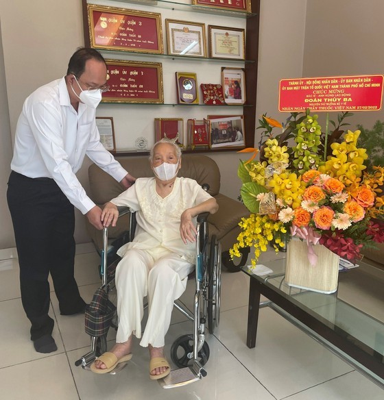 HCMC leaders visit health officials on Vietnamese Doctor’s Day ảnh 3