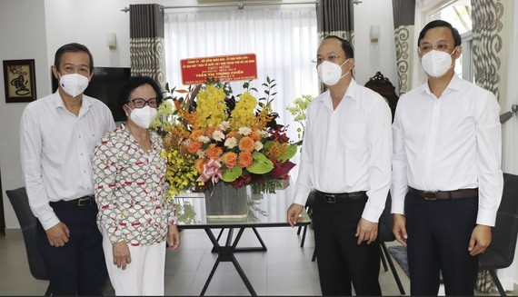 HCMC leaders visit health officials on Vietnamese Doctor’s Day ảnh 1