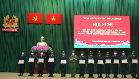 HCMC police maintain public order, security during Tet holidays ảnh 4