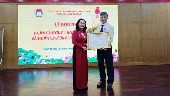 HCMC's outstanding educators awarded Labor Medals  ảnh 2