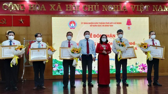HCMC's outstanding educators awarded Labor Medals  ảnh 3