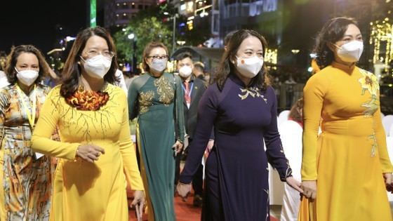 8th HCMC Ao Dai Festival 2022 opens ảnh 2
