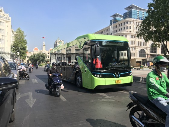 First smart electric bus launched in HCMC ảnh 4