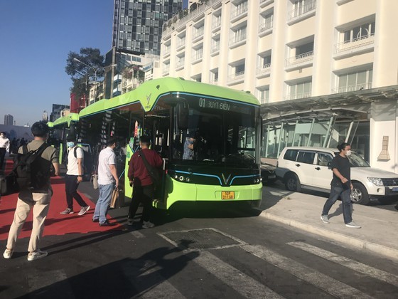 First smart electric bus launched in HCMC ảnh 5