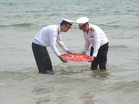 Ceremony held to commemorate fallen soldiers in Gac Ma Island battle ảnh 1