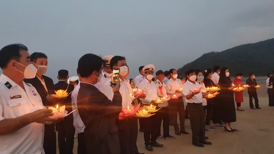 Ceremony held to commemorate fallen soldiers in Gac Ma Island battle ảnh 9