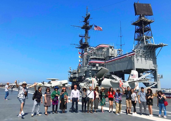 Tourists rush to travel abroad ảnh 2