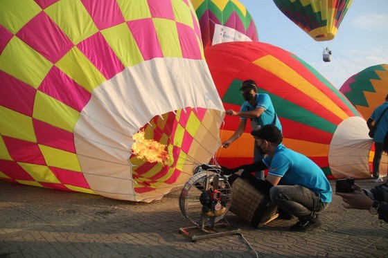 Local people, visitors firstly enjoy hot air balloon festival in Hoi An ảnh 10