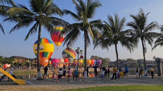 Local people, visitors firstly enjoy hot air balloon festival in Hoi An ảnh 11