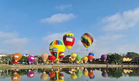 Local people, visitors firstly enjoy hot air balloon festival in Hoi An ảnh 1