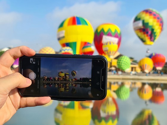 Local people, visitors firstly enjoy hot air balloon festival in Hoi An ảnh 3