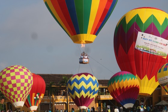 Local people, visitors firstly enjoy hot air balloon festival in Hoi An ảnh 4