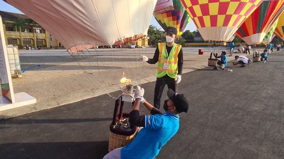 Local people, visitors firstly enjoy hot air balloon festival in Hoi An ảnh 6