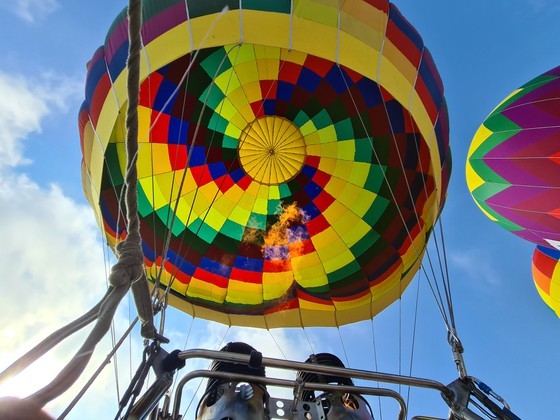 Local people, visitors firstly enjoy hot air balloon festival in Hoi An ảnh 7