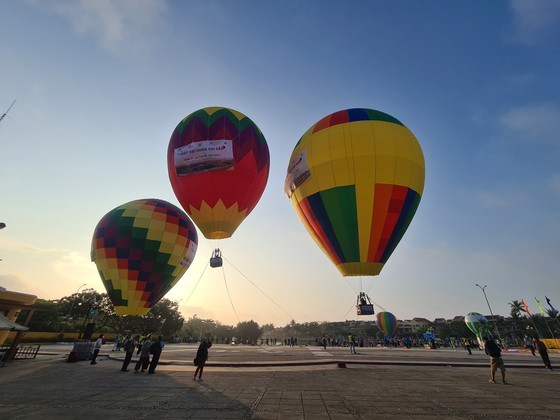 Local people, visitors firstly enjoy hot air balloon festival in Hoi An ảnh 9