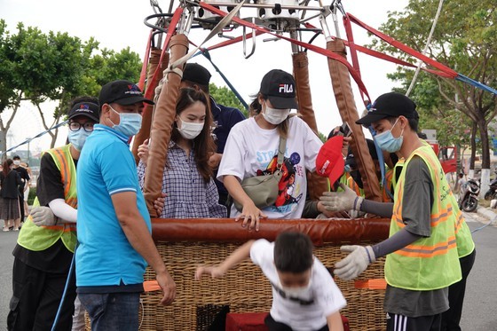 Hot air balloons take to the sky in Da Nang  ảnh 7